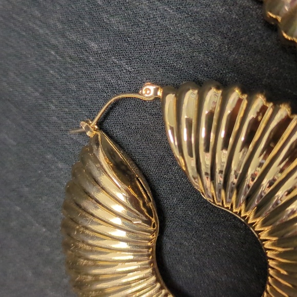 NWOT Large Hoop Mobb Ribbed Gold Shell Hoop Earrings - Picture 9 of 11